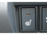 運転席にはシートヒーターが付いています。