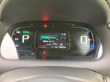 速度やシフト位置、走行に関する情報がまとまって表示され、運転中も必要な情報を確認しやすい配置です。表示が見やすく整理されているため、日々の運転を安心感をもって支えます。