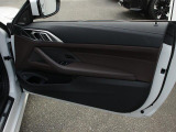 BMWはすべての窓がオートウインドウで操作できます。ドアミラーも電動での格納はもちろん、後退時には助手席ミラーが下を向く機構が備わっています。