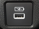 ★USB充電ソケット付ですので、スマートフォン等の充電もアダプター無しで可能です★