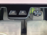 【スマートアシスト】走行中に前方の車両等を認識し、衝突しそうな時は警報とブレーキで衝突回避と被害軽減をアシスト。より安全にドライブをお楽しみいただけます。