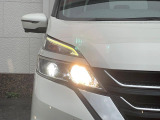 【LEDヘッドライト】悪天候や夜間走行時も良好な視界を確保し安心して運転できる高輝度LEDヘッドライトを装備!点灯速度が早く、消費電力も抑えられています。