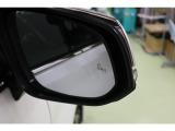 BSMを装備。さらに、後退時車両検知警報【RCTA】を搭載しています。バックで出庫する際に左右から接近する車両を検知し、ミラーのインジケーターの点滅と警報音で警告して安全確認をサポートしてくれます。