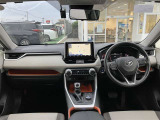 【運転席・インパネまわり】ハンドル・シート・フロアーなど隅々までプロによるクリーニング済み☆彡キレイな車内でドライブが一層快適にお楽しみいただけます!!