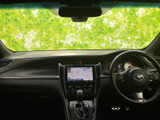前方へ広がる視界と落ち着いた色合いの室内で、運転席まわりをすっきりと感じられます。前席からの見通しにも配慮されたレイアウトで、毎日の移動を心地よく支えます。