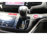 インパネシフトだから視線の移動も少なく足元もスッキリ♪運転席もゆったりしているのでゆとりを持ってドライブできますね!
