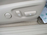 パワーシート搭載。微妙な調整が手軽にでき、最適なポジションで運転することが可能です。