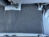 リヤフロアマットはほとんど使用感なく綺麗な状態。新品同様の状態で快適にお乗りいただけます。