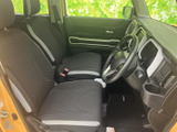 前席は座面と背もたれに柄入りの表皮を採用し、明るい色のアクセントが車内に広がりを添えます。運転席まわりまで見渡しやすい視界で、乗り降りの際にも室内の様子を確認しやすい配置です。