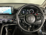 【ハンドル】運転にかかわる様々な操作を安全に行えるように視点移動が少なく操作性に配慮されたスイッチ類が凝縮されたコックピットです。