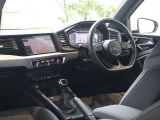 内装はシンプルに使い勝手を考え作られています。お車を運転する感覚をダイレクトに体感して頂けます。室内も広くロングドライブにも快適にお過ごしいただけます。