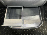 引き出し式のトレイとカップホルダーが付いているので便利です♪