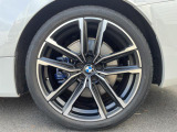 BMWならではの卓越した走りを支えるホイールと足回りです!日本車の走りに慣れている方にもぜひ体感して頂きたいほど、高いレベルでまとまっています!純正19インチアルミホイール。