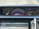 速度や燃料残量などを確認できるメーターが、運転席から見やすい位置に配置されています。中央の表示部では時刻や走行距離も確認でき、日々の運転に必要な情報を把握しやすい構成です。