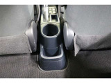 センターには後部座席用のドリンクホルダーも装備されています。運転席からも手が届きやすいので、ドライバーの2本目キープとしても役立ちます。