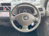 インテリアに合わせたデザインのステアリングは、運転される方のことも考え、運転しやすい形状、大きさです。是非一度、実際に触ってお確かめください。