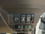 両側電動スライドドアは、どちら側からでも楽に乗り降り可能です。狭い駐車場や雨の日でも快適で、ファミリーカーとして特に重宝される装備です。
