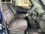 運転席まわりです。実際に座ってみて、乗り心地を体験してみてください,視界も良好です