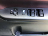 パワーウィンドウやドアミラーのスイッチ等は運転席右側へ集中してます