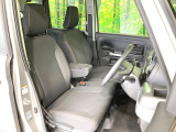 運転席まわりには十分なスペースがあり、大柄な方でもゆったり運転していただける環境です。