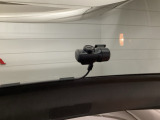 【ドラレコ・後方カメラ】届きにくい後方の視界を映像でカバーし、トラブルの抑止力にもなります。万が一の際、状況を正確に証明できる安心感が、毎日のドライブに落ち着きと確かなゆとりを添えてくれます。
