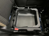 【シートアンダーボックス】助手席下には持ち運び可能な収納ボックスが装備されています。車検証ケースや靴などが収納できます。