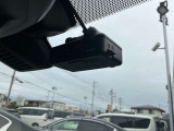 【ドライブレコーダー】走行中や駐車中の映像を高画質で記録し、事故やトラブル発生時の状況確認に役立つ安心装備。あおり運転対策や証拠保全にも有効で、日常のドライブをより安全にサポートします。
