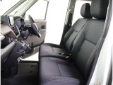 シックな色使いの運転席周りですね。すっきりとしたデザインで上品な色使いです。居心地の良い運転席長く座ってられるリラックスできるデザインがいいですね。