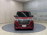 お車購入のポイントとなるフロントマスクです!シャープな目つきが印象的なデザインのヘッドランプです。