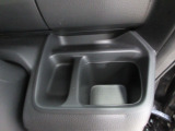 運転席から手の届きやすい位置に、ドリンクホルダーと小銭などを入れて置けるトレイが付いています。
