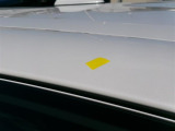 ルーフの運転席側中央付近にへこみがあります。