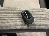【キーレス】普段使いはもちろん、荷物が増える休日のレジャーにもうってつけ。鍵を探す手間を省き、家族みんなとの大切な時間をスムーズにスタートさせてくれます。