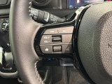 ステアリングにオーディオ操作スイッチが付いています。オーディオ画面に直接タッチしなくても操作が出来ますので、運転に集中できます。
