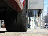 【右前タイヤ状態】 タイヤにつきましては車検対応状態に満たない場合、弊社にて交換して納車させていただきますのでご安心下さい。