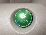 葉っぱマークのECONスイッチ!スイッチをONにするだけで、エンジンやエアコンなどを協調制御。燃費の向上に貢献します!