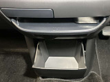 お気に入りのCDなどが収納できる格納式ボックス★