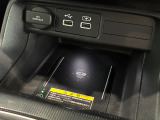 ワイヤレス充電器です!置くだけ充電が可能です♪対応したスマートフォンであれば、基本的に充電は可能です!