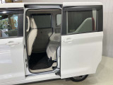 左側電動スライドドアは、子供の送り迎えの際に運転席からドアの開閉ができるので便利です。ルーフが高いので大人のかたの乗り降りもしやすいですよ★