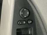 狭い駐車場で便利な電動格納ドアミラーが付いています。