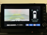リバースギアに入れるだけで後方の表示へ切り替わります。夜間や雨の日の駐車も楽になりますよ。