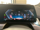 BMWのメーターパネルは選曲や、ラジオのチャンネルなども表示可能です。運転中に目線が泳ぐことなく、安全で疲れにくいです。