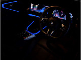 【アンビエントライト】アンビエントライトが加わる事で、車内空間に大きな違いが生まれます。特に夜間ドライブでは上質でラグジュアリーな車内を演出。ドライバー好みのイルミネーションをお楽しみ頂けます!