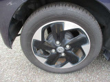 メーカーオプションのアルミホイール。タイヤサイズは155/65R14です。
