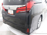 後方から接近する車両を検知して、衝突被害の軽減に寄与する安全機能リヤクロストラフィックオートブレーキ[パーキングサポートブレーキ(後方接近車両)]が装着されています。