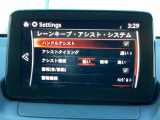 ハンドル操作をアシストすることにより車線からの逸脱回避を支援します。