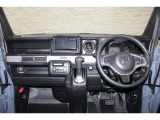 操作性に優れた運転席となります!小物入れや各ボタンの配置にこだわり、使いやすいです!座り心地もよく視認性も良好なのでロングドライブもお任せ下さい!