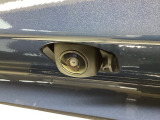 車の後方に小型カメラが付いておりバックする際の後方の様子をモニター上に表示します。