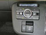 「AUTO」スイッチで車内の温度を一定に保ってくれるオートエアコン 快適装備の代名詞 もちろんマニュアル操作も可能ですよ
