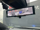 後部座席の人や、荷物に視界を邪魔されずに車両後方のカメラ映像をミラー面に映し出して、いつでもクリアな後方視界を確保する、インテリジェントルームミラーを装備しています。