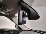 MINIではルームミラーの裏側にETCの車載器が内蔵されており、別途で車載器の購入必要なしで非常にスマート。皆様が驚かれるポイントのでもあります